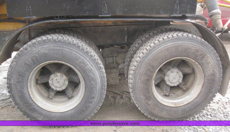 image for item 8863 1987 International F-1954 6x4 truck with AMZ asphalt applicator