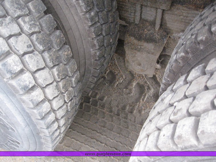 image for item 8863 1987 International F-1954 6x4 truck with AMZ asphalt applicator