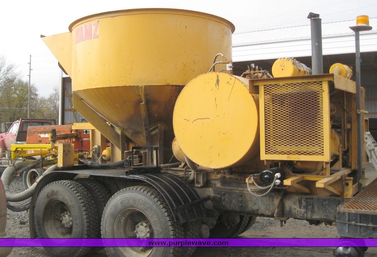 image for item 8863 1987 International F-1954 6x4 truck with AMZ asphalt applicator