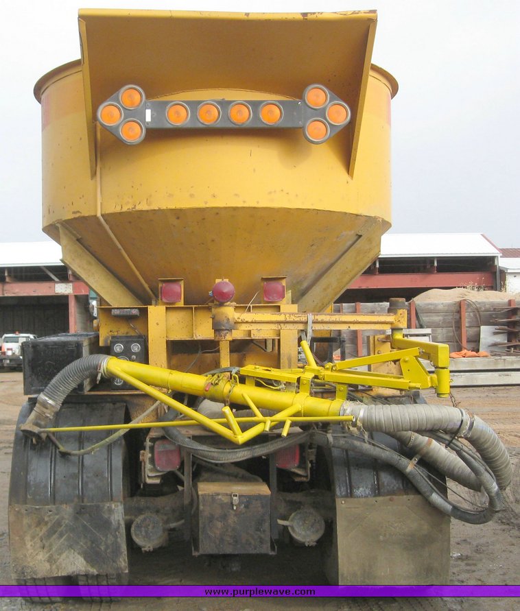 image for item 8863 1987 International F-1954 6x4 truck with AMZ asphalt applicator