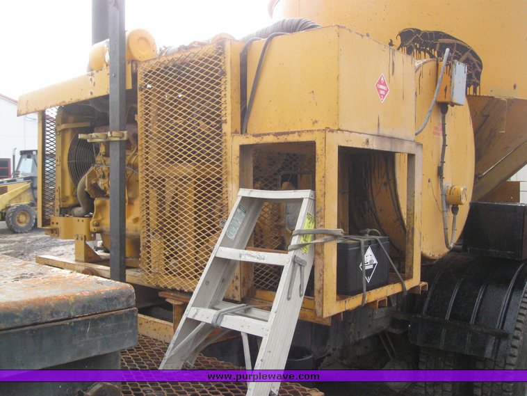 image for item 8863 1987 International F-1954 6x4 truck with AMZ asphalt applicator