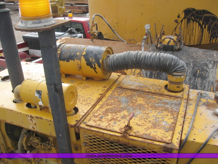 image for item 8863 1987 International F-1954 6x4 truck with AMZ asphalt applicator