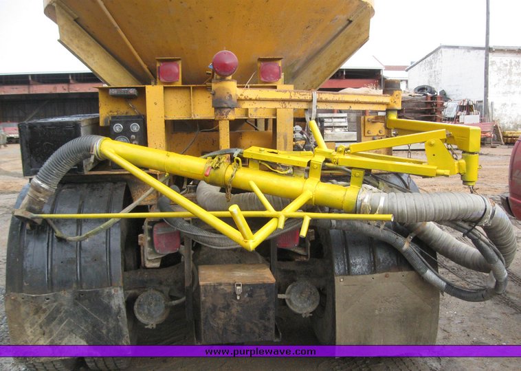 image for item 8863 1987 International F-1954 6x4 truck with AMZ asphalt applicator