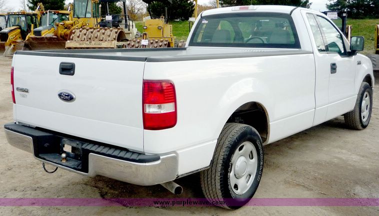 image for item 3915 2004 Ford F150 pickup truck
