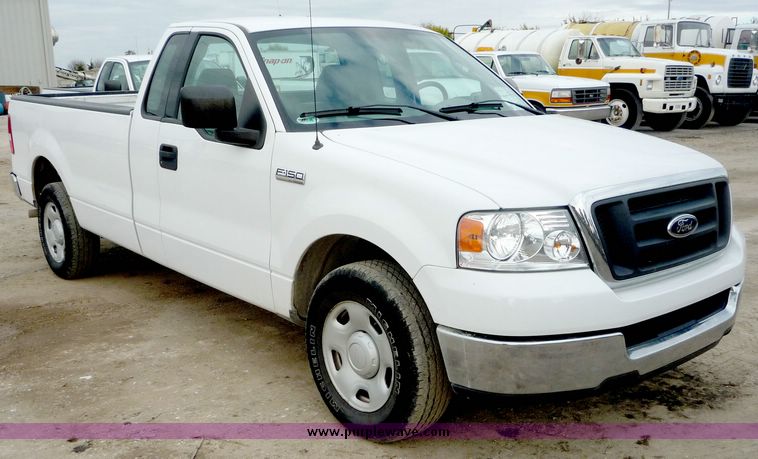 image for item 3915 2004 Ford F150 pickup truck