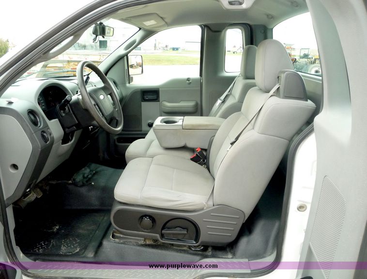 image for item 3915 2004 Ford F150 pickup truck