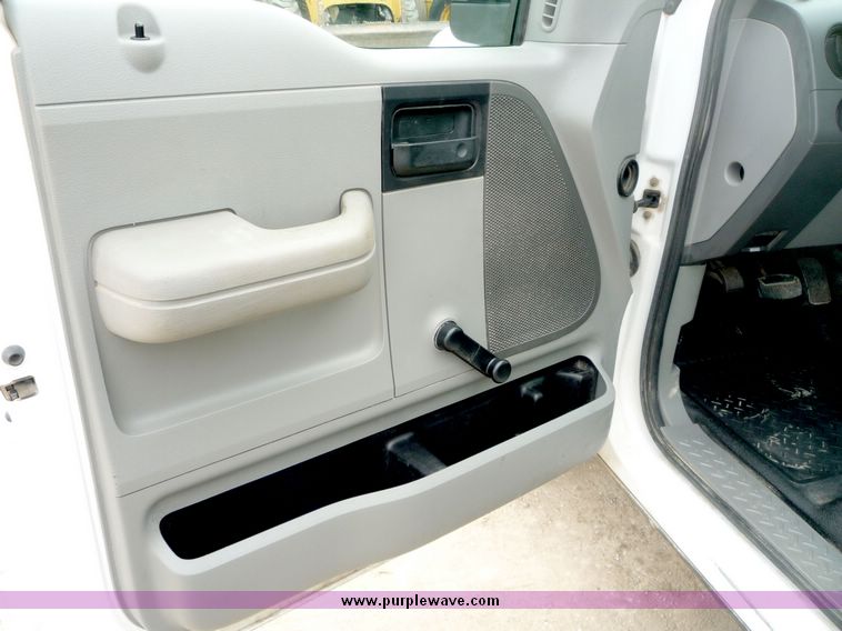 image for item 3915 2004 Ford F150 pickup truck