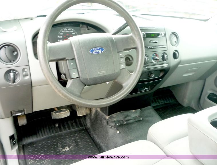 image for item 3915 2004 Ford F150 pickup truck