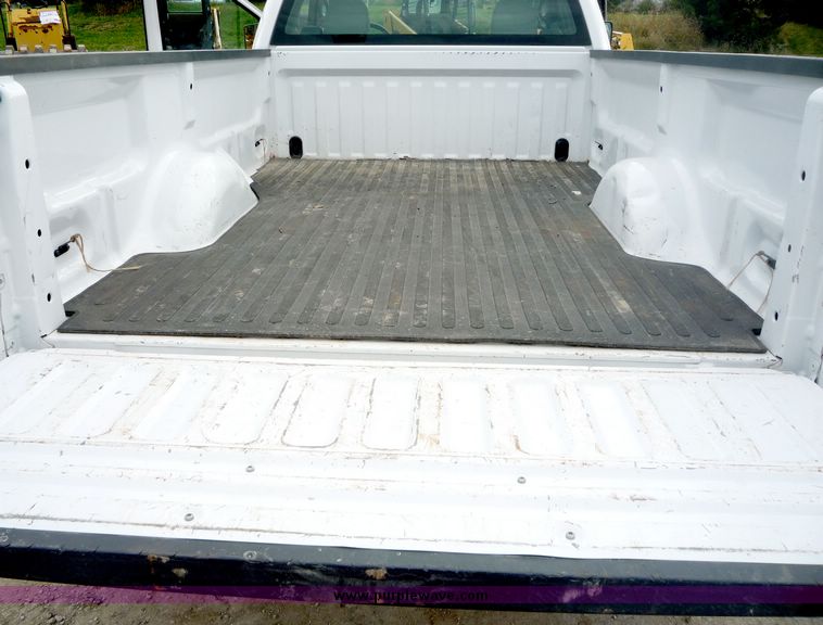 image for item 3915 2004 Ford F150 pickup truck