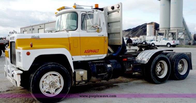 image for item 4042 1987 Mack Econodyne semi truck