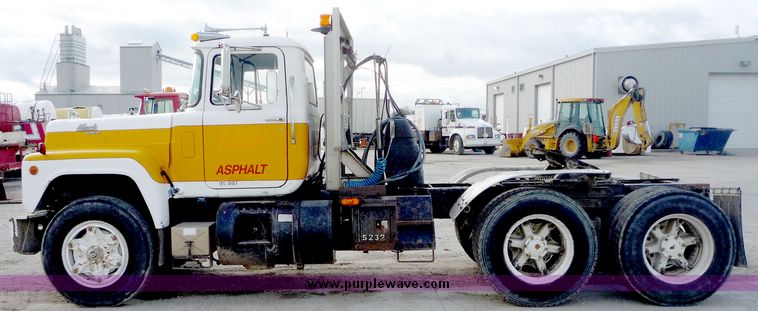 image for item 4042 1987 Mack Econodyne semi truck