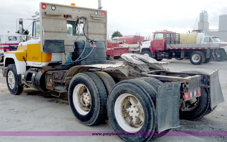 image for item 4042 1987 Mack Econodyne semi truck