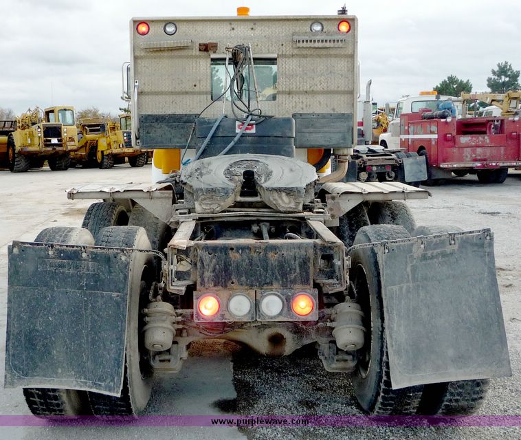 image for item 4042 1987 Mack Econodyne semi truck