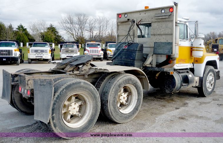 image for item 4042 1987 Mack Econodyne semi truck