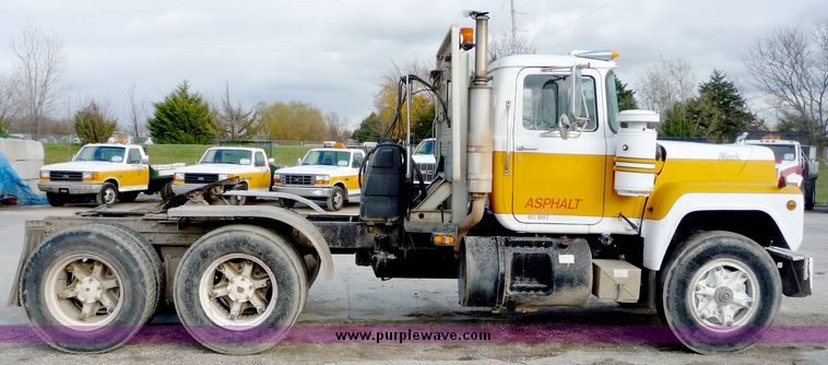 image for item 4042 1987 Mack Econodyne semi truck