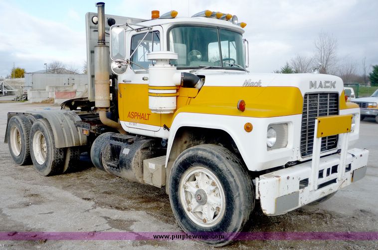 image for item 4042 1987 Mack Econodyne semi truck
