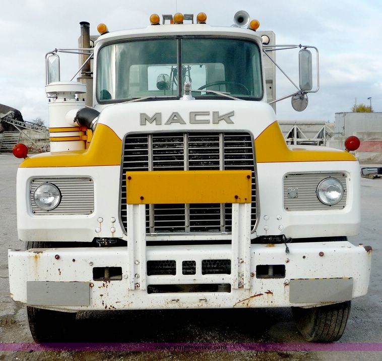 image for item 4042 1987 Mack Econodyne semi truck