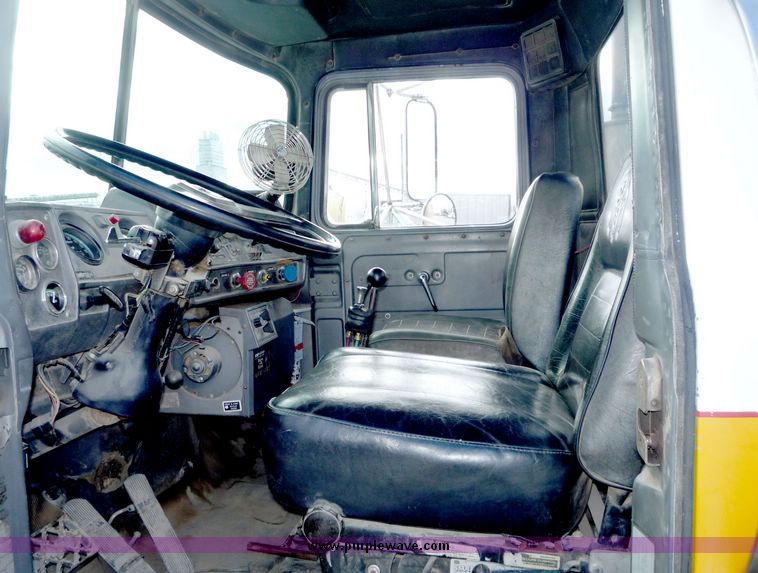 image for item 4042 1987 Mack Econodyne semi truck