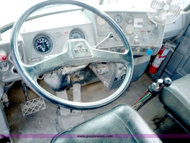 image for item 4042 1987 Mack Econodyne semi truck