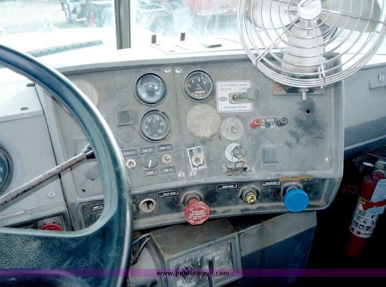 image for item 4042 1987 Mack Econodyne semi truck