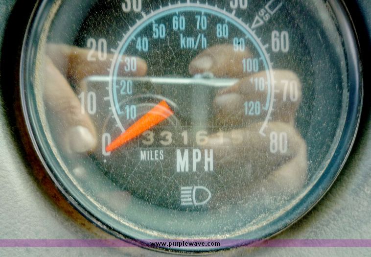 image for item 4042 1987 Mack Econodyne semi truck