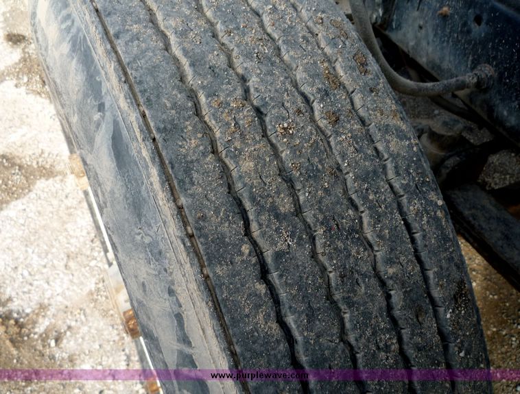 image for item 4042 1987 Mack Econodyne semi truck