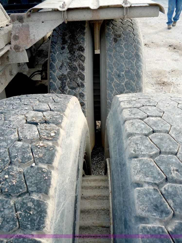 image for item 4042 1987 Mack Econodyne semi truck