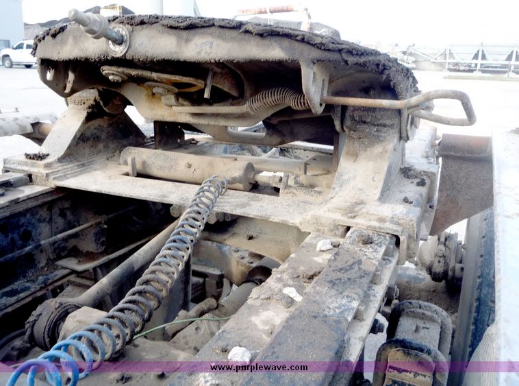 image for item 4042 1987 Mack Econodyne semi truck