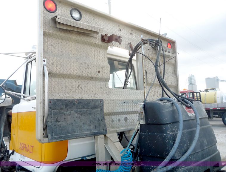 image for item 4042 1987 Mack Econodyne semi truck