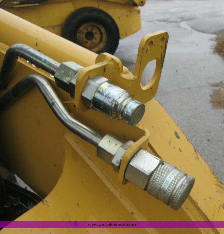 image for item 5000 2004 Caterpillar 246B skid steer