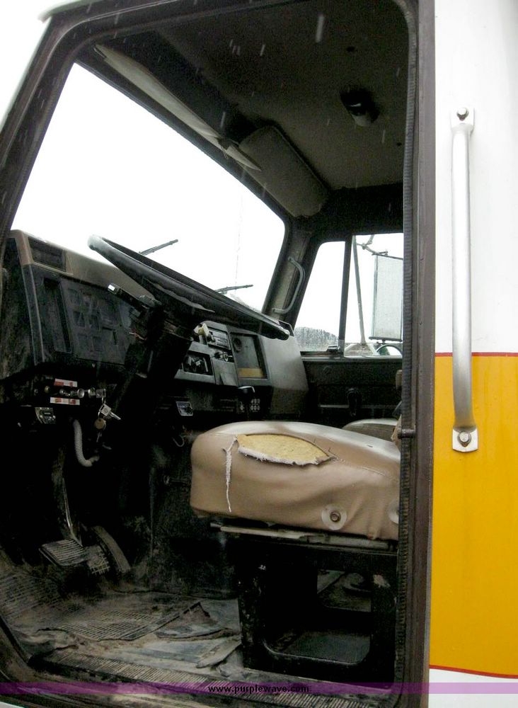 image for item 5007 1990 International 7155 SADT dump bed truck