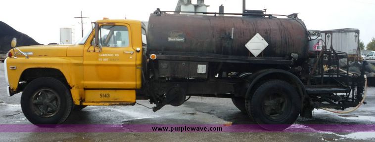 image for item 6867 1971 Ford F750 asphalt applicator