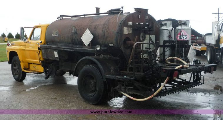 image for item 6867 1971 Ford F750 asphalt applicator