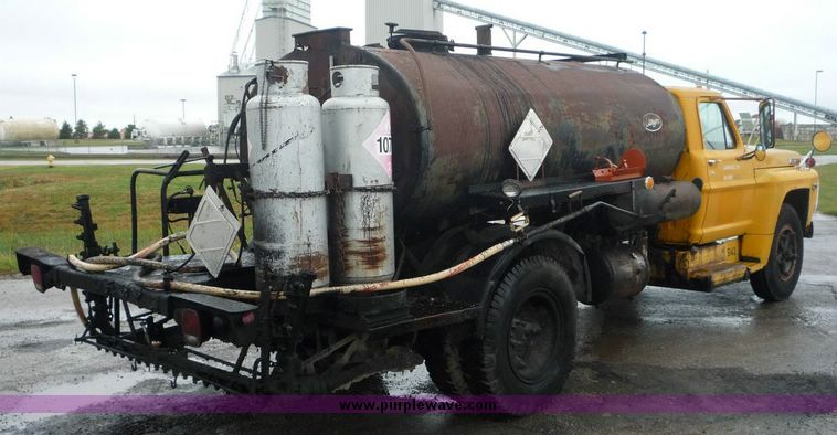 image for item 6867 1971 Ford F750 asphalt applicator