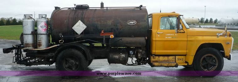 image for item 6867 1971 Ford F750 asphalt applicator