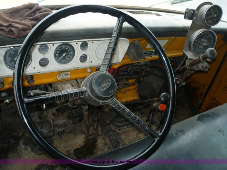 image for item 6867 1971 Ford F750 asphalt applicator