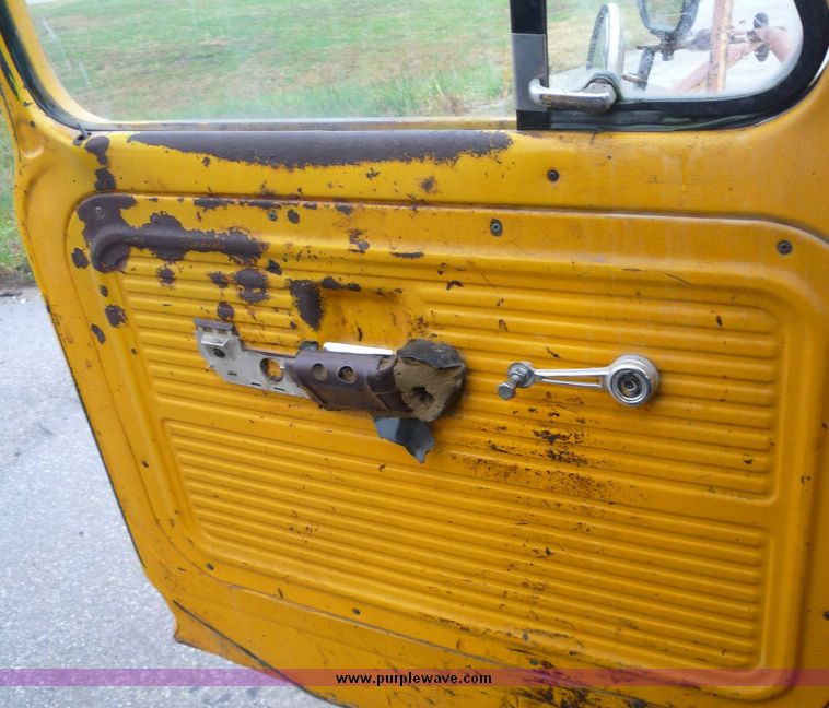 image for item 6867 1971 Ford F750 asphalt applicator