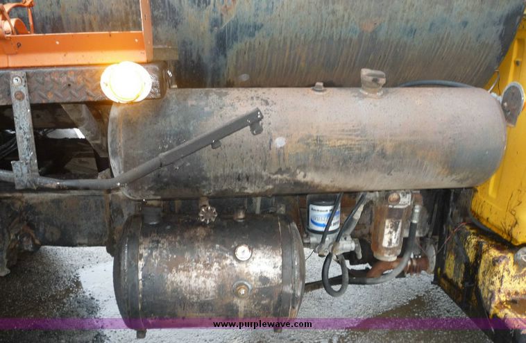 image for item 6867 1971 Ford F750 asphalt applicator