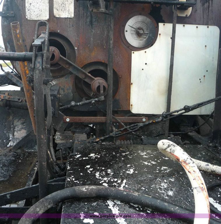 image for item 6867 1971 Ford F750 asphalt applicator