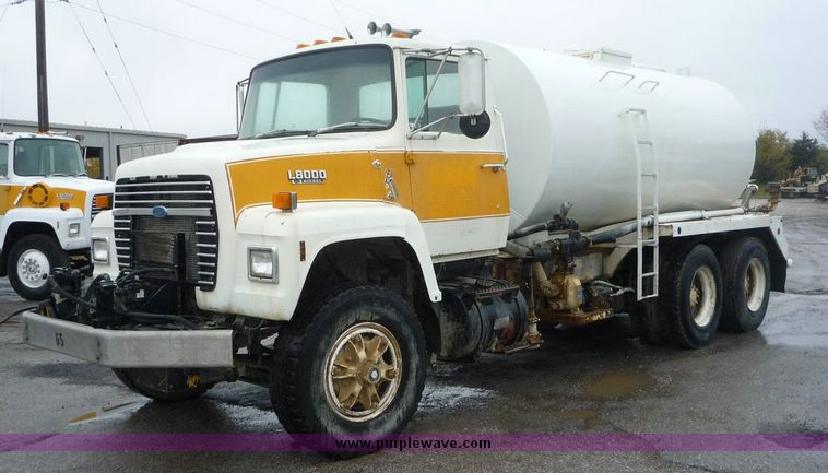 image for item 6869 1988 Ford L8000 water truck