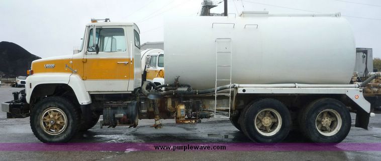 image for item 6869 1988 Ford L8000 water truck
