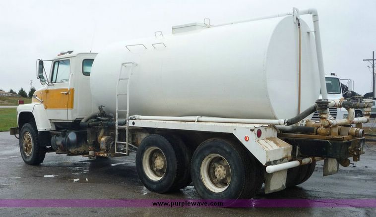 image for item 6869 1988 Ford L8000 water truck