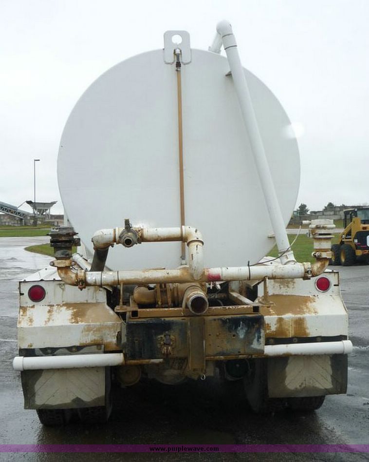 image for item 6869 1988 Ford L8000 water truck