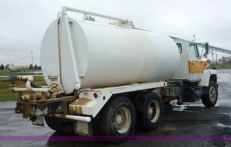 image for item 6869 1988 Ford L8000 water truck