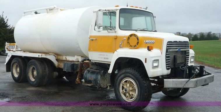 image for item 6869 1988 Ford L8000 water truck