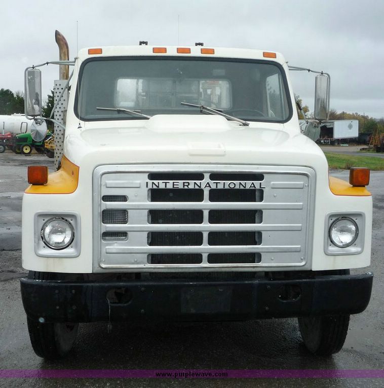 image for item 6870 1986 International L1654 service truck