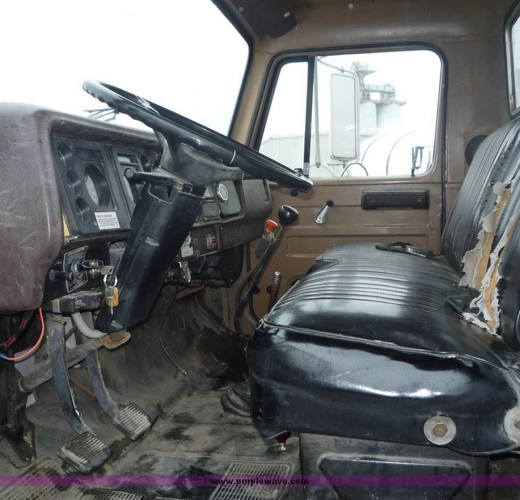 image for item 6870 1986 International L1654 service truck