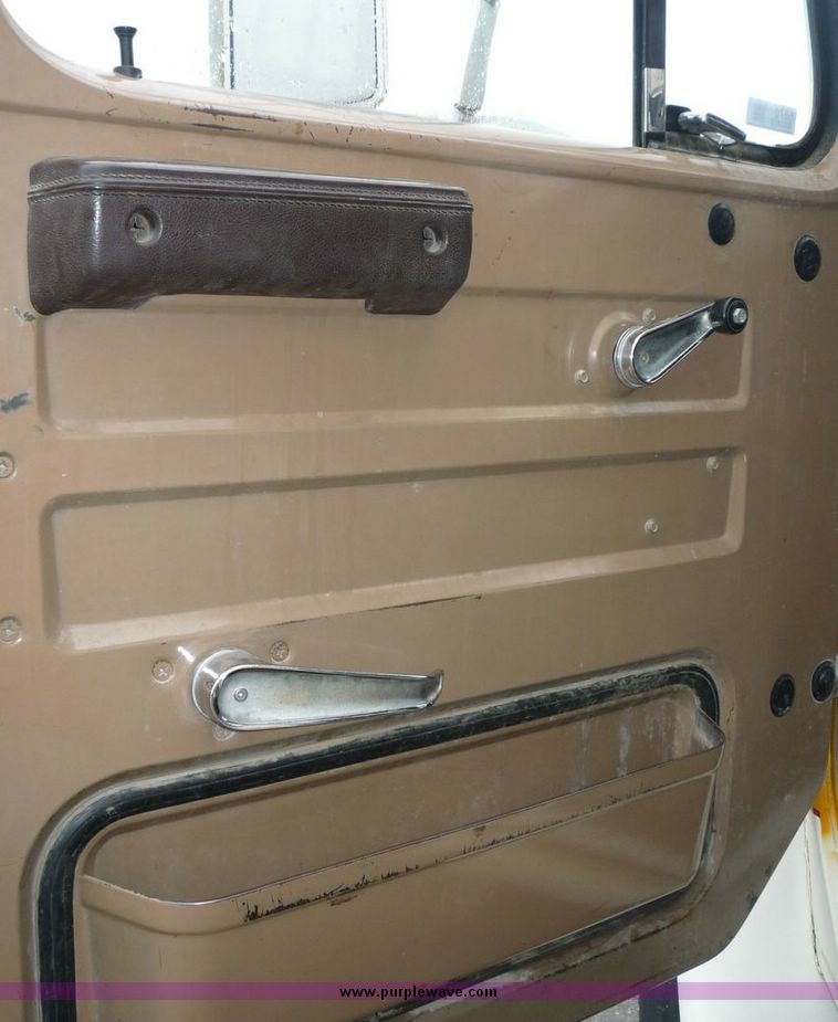 image for item 6870 1986 International L1654 service truck