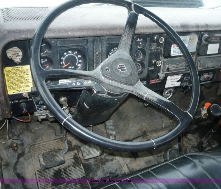 image for item 6870 1986 International L1654 service truck