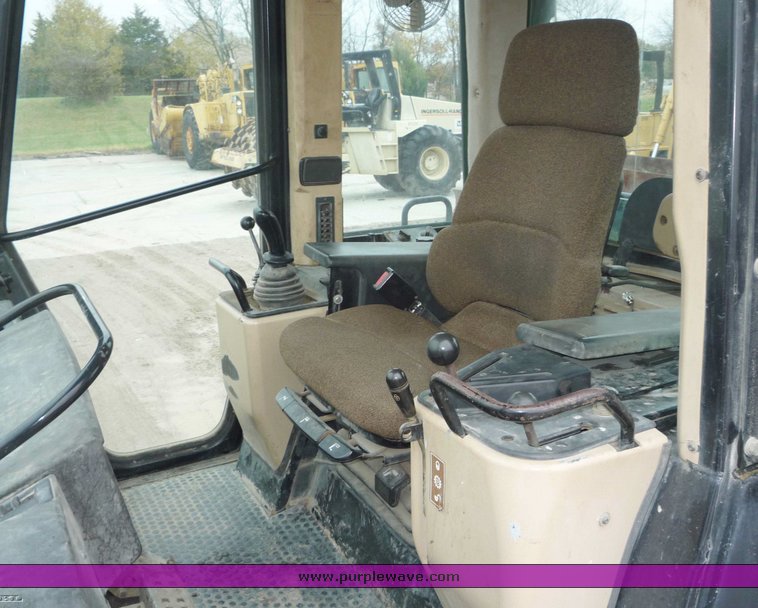 image for item 6875 Caterpillar 953C crawler loader